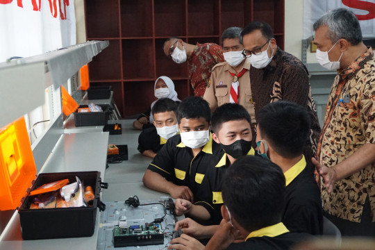 Sharp Indonesia Gelar Program Didik Siswa SMK jadi Teknisi Andal