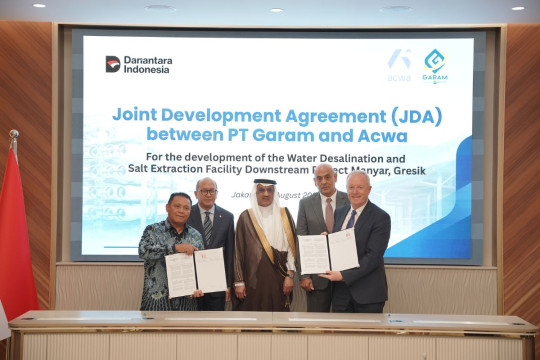 Acwa menandatangani perjanjian pengembangan bersama dengan PT GARAM untuk proyek integrasi desalinasi air laut dan garam