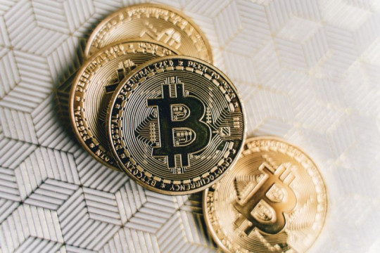 Mata uang komoditas terpukul jatuhnya minyak, bitcoin terus merosot