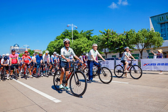 Hainan TV Bahamian Ambassador to China Inaugurates the XDS Cup 15th Tour of Hainan International Road Cycling Race