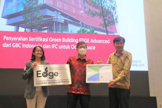 Setara dengan Menanam 24.000 Pohon, OCBC Space Raih Sertifikasi Green Building EDGE Advanced dari IFC dan GBC Indonesia