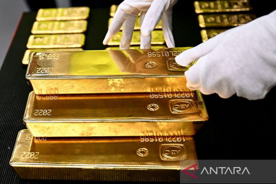 Emas jatuh 6,40 dolar, terseret oleh "greenback" yang lebih kuat