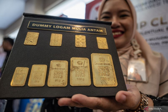 Emas Antam pada Kamis anjlok Rp20.000 menjadi Rp1,866 juta per gram