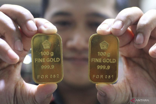 Emas Antam tercatat Rp963.000 per gram pada Senin