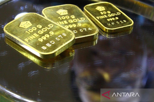 Emas sedikit menguat setelah data ekonomi AS negatif