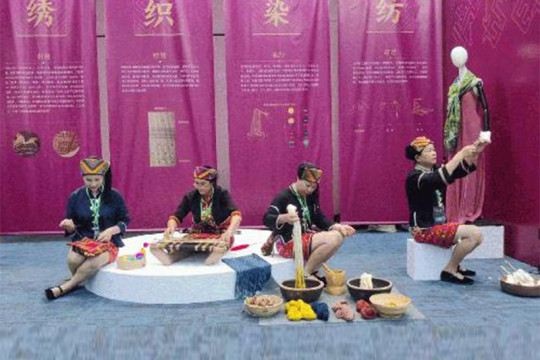 Bordir dari Sepuluh Negara ASEAN Ditampilkan pada Minggu Budaya Bordir Dunia Hainan