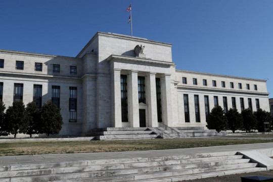 Kebijakan Fed lebih "hawkish" dari yang disarankan aturan kebijakan