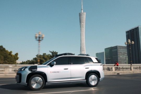 Beralih dari Ekspor Menuju Standar Global: Feng Xingya Paparkan Babak Baru dalam Globalisasi Industri Otomotif Tiongkok