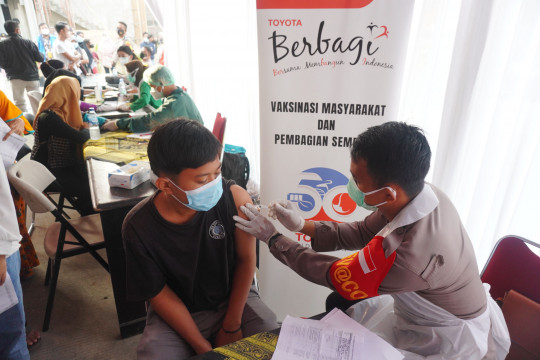 Toyota Gelar Vaksinasi COVID-19 dan Donasi Sembako di Karawang