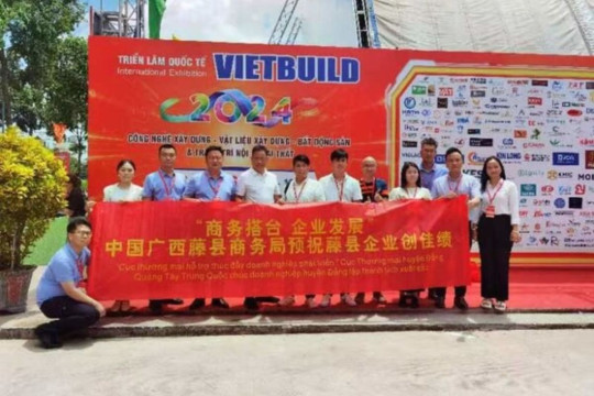 Produk keramik buatan kota Tengxian, Guangxi, tampil dengan luar biasa di sebuah pameran yang berlangsung di Vietnam