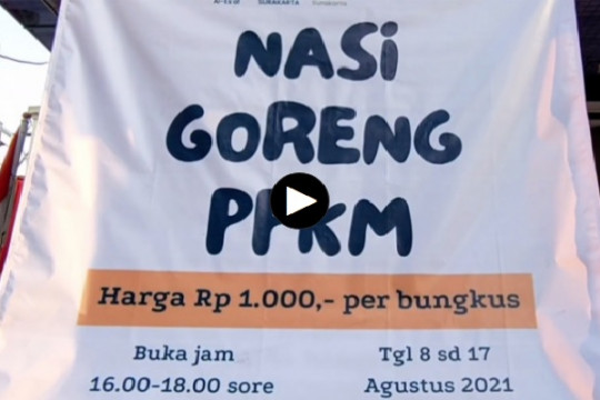 Aksi Bantu Warga Jual Nasi Goreng Seribu Rupiah