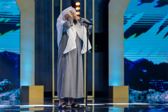 Otr Elkalam: Seorang Kontestan Mengingatkan Para Penonton akan Suara Seorang Muazin Terkenal dari Masjid Agung di Makkah