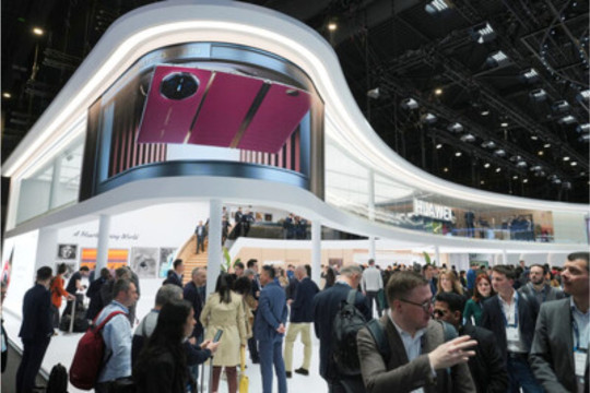 Huawei Hadirkan Ponsel Lipat-Tiga Komersial Pertama di Dunia di MWC 2025