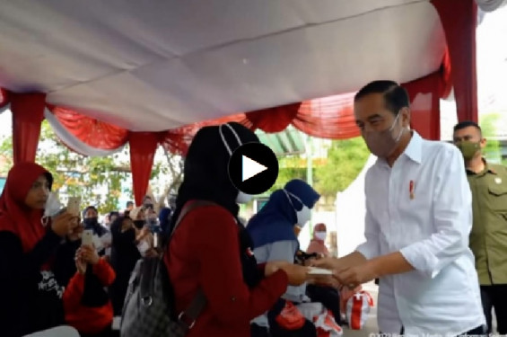 Presiden Bagikan Bantuan Untuk Masyarakat dan Pedagang di Bogor