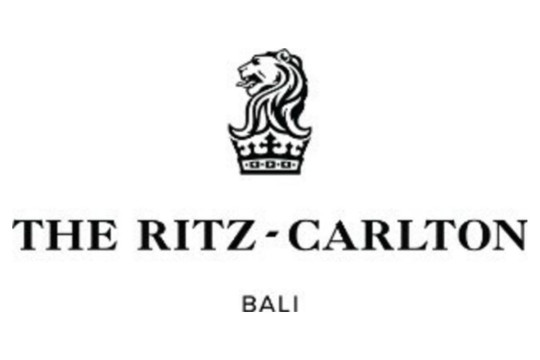 BERSANTAP DI TEPI LAUT DI RITZ-CARLTON, BALI