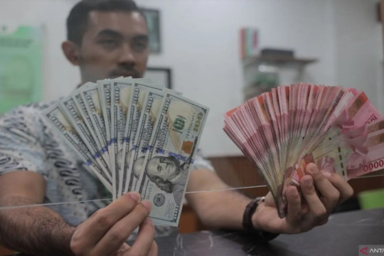 Rupiah menguat saat pasar tunggu kebijakan suku bunga AS