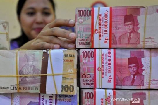 Rupiah masih terus melemah menanti keputusan Bank Indonesia