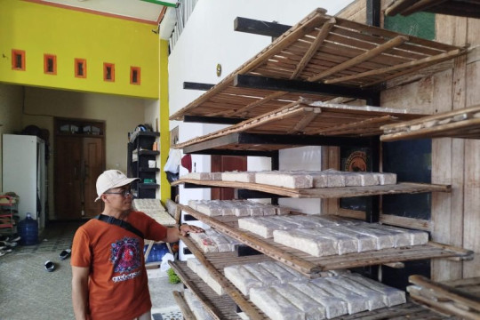 Perajin tempe di Ponorogo siasati ukuran imbas kenaikan harga kedelai