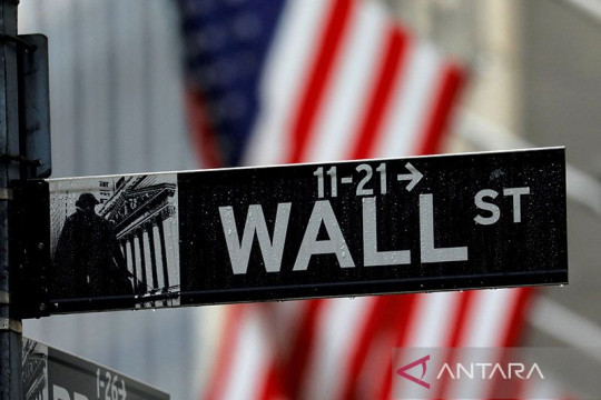 Wall St sebagian besar turun terseret saham bank, Nasdaq menguat