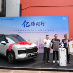 Wuling Serahkan Unit Perdana EKSION di Indonesia, SAIC Group Catat Pengiriman 100 Juta Kendaraan Secara Global