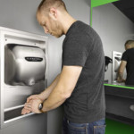 Penelitian LCA yang Baru: Pengering tangan XLERATOR® memangkas jejak karbon hingga 94% dibandingkan handuk kertas